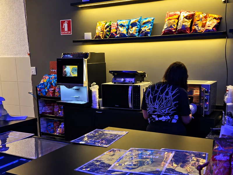 Balcão da Next Level com máquina de café, salgadinhos e forno