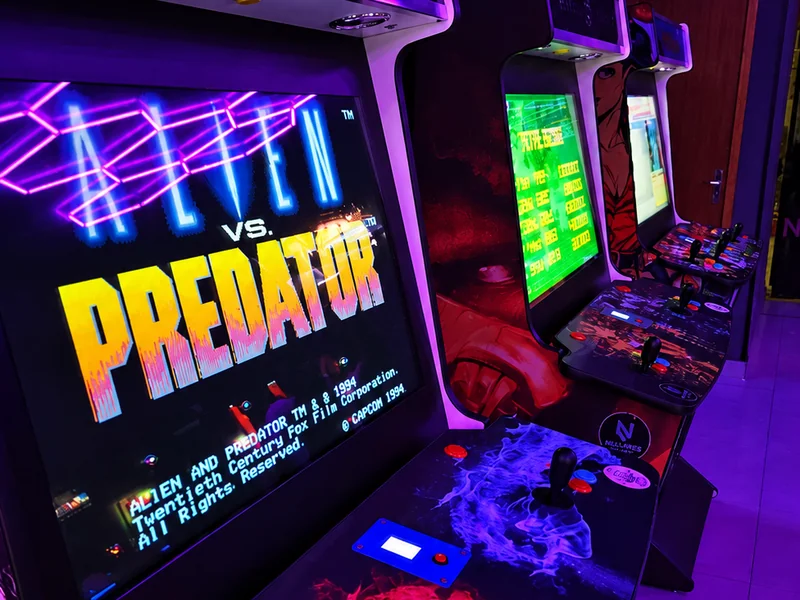 Fliperamas da Next Level com Alien vs. Predator na tela