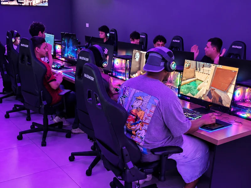 Jogadores nos PCs gamer da Next Level